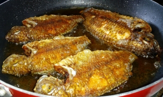 Nhớ kỹ tuyệt chiêu này, đảm bảo rán cá không bao giờ sợ dính chảo và vỡ da