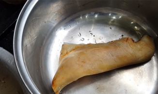 Bỏ túi 4 mẹo luộc da bò nhanh mềm, không bị hôi, ăn giòn sần sật 