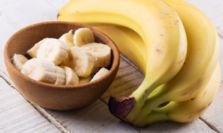 Quả chuối bị thâm đen trở nên vàng tươi nhờ 2 dụng cụ quen thuộc dễ kiếm này