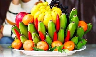 Trình bày mâm ngũ quả ngày Tết đủ đầy theo đúng tục lệ của người miền Bắc