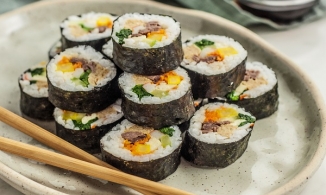 Cách cuộn kimbap chắc tay, tròn đẹp mà khhông cần đến mành tre