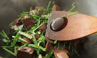 Cách làm tiết heo xào tỏi tây đảm bảo không tanh lại mềm mịn, thơm ngon vô cùng