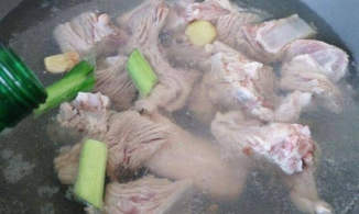 Cho giấm vào nước hầm xương, bạn sẽ có nồi nước dùng 'ngon tuyệt đỉnh', nấu món gì cũng hợp