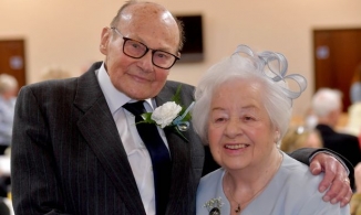 Dành cả đời tìm người phụ nữ hoàn hảo, cụ ông lấy được vợ như ý ở tuổi 95