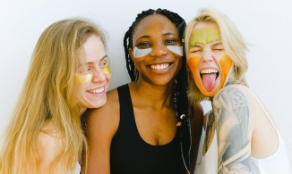 Chuyên gia chia sẻ: Chăm sóc da nhạy cảm bị mụn như thế nào cho an toàn và hiệu quả nhất?