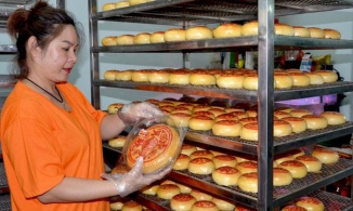 Điểm thú vị về bánh trung thu Văn Hòa Lạc 'siêu trứng muối' đang gây sốt