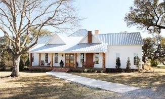 Cặp vợ chồng nổi tiếng cải tạo trang trại xập xệ thành ngôi nhà ấn tượng