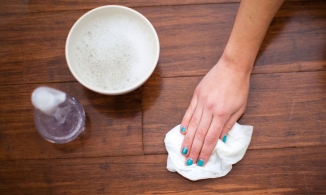 Làm mờ vết trầy xước trên bề mặt sàn gỗ với 4 mẹo đơn giản