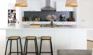 2 phòng bếp với cách trang trí xinh yêu đáng để chị em nội trợ học hỏi