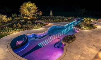 Bể bơi đẹp lung linh với hệ thống đèn led độc đáo, cá tính