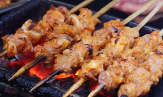 Thịt xiên nướng, thức quà chiều ngon không cưỡng nổi khi Hà Nội lạnh trời