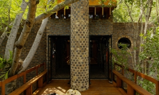 Ngôi nhà trong rừng, điện nước đều 'xin' thiên nhiên nhưng rất tiện nghi