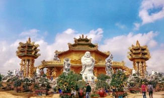 Về Hưng Yên thăm ngôi chùa Phúc Lâm dát vàng, đẹp như chùa Vàng Thái Lan