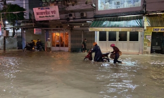 Sài Gòn ngập nặng sau trận mưa mù trời chiều nay