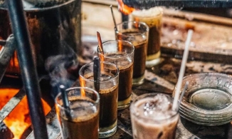 Đến Indonesia, nhớ nếm Kopi Joss - món cà phê pha cùng... than đá