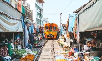 Đi chợ cảm giác mạnh ở chợ đường tàu Maeklong, Bangkok
