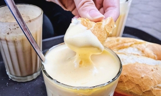 Kem trứng chấm bánh mì, món ăn 'gói tuổi thơ' rất được ưa thích ở Hà Nội