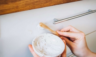 Làm sạch vết bẩn cứng đầu trên tủ bếp bằng những mẹo nhỏ nhưng có võ