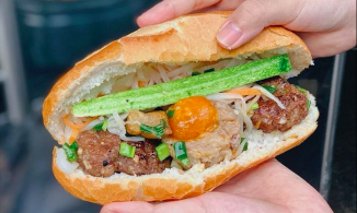 Bánh mì xíu mại trứng muối hấp dẫn, món lạ cho tín đồ bánh mì Sài Gòn
