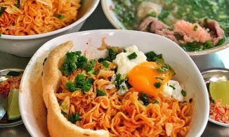 Tiệm mì trộn muối ớt hơn 40 năm tuổi, lúc nào cũng tấp nập khách ở Sài Gòn