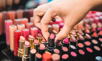 Mua nhầm son giả cho bạn gái, chàng trai vô tình giúp cảnh sát phá án lớn