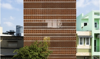 Ngôi nhà dài 40m trên mảnh đất cong ở Bình Thạnh khiến báo Tây khen nức nở