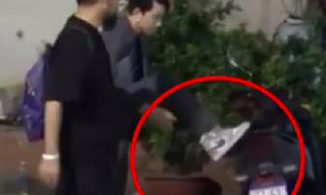 Karik lên tiếng xin lỗi vì vô ý gác chân lên xe máy người lạ buộc dây giày