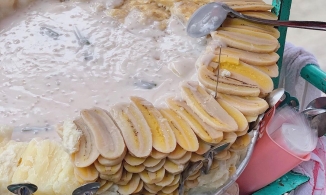 Xe chuối xào dừa 20 năm tuổi, mỗi ngày chỉ bán 1 giờ là hết hàng ở Sài Gòn