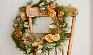 Tự làm vòng nguyệt quế cam quế đón Giáng sinh: Đẹp, rẻ và dễ như ăn bánh