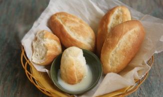 Bánh mì chấm sữa, món ăn Việt rẻ bèo mà khiến dân mạng quốc tế khen nức nở