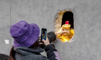 Quán cà phê chỉ giao tiếp qua lỗ nhỏ trên tường và bí mật cảm động phía sau