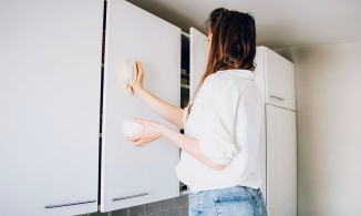 Vệ sinh tủ bếp sạch sẽ từ trong ra ngoài để yên tâm đón Tết