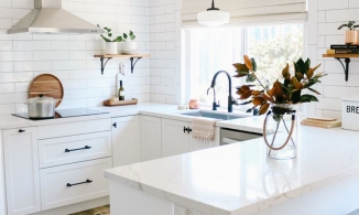 3 phòng bếp nhỏ bỗng rộng rãi bất ngờ sau tu sửa với gam màu trắng chủ đạo