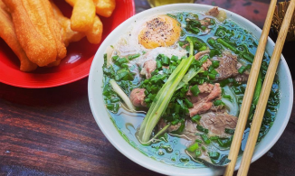 3 quán phở bò bát thường cũng từ 50 ngàn nhưng rất đông khách trong phố cổ