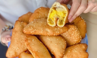 Xe bánh tiêu sầu riêng 6 ngàn nổi danh của cặp vợ chồng già ở Hà Tôn Quyền