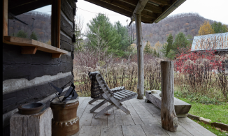 Ngôi nhà bên ngoài xập xệ, bên trong tràn đầy ngẫu hứng và chất 'nghệ' 