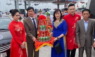 Do dịch Covid-19, nhà trai phải trao lễ cho nhà gái ở trạm thu phí rồi về