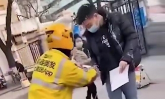 Nam shipper thay mặt khách hàng nữ hất nguyên ly trà sữa vào mặt ''tra nam'