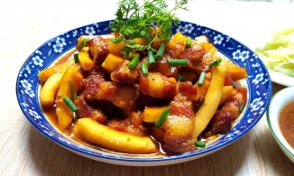 Làm mứt dừa non thất bại hãy mua thịt và chế biến thành món thịt kho dừa ngon bất bại