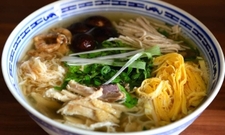 Cách nấu bún thang siêu đơn giản từ thức ăn thừa ngày Tết