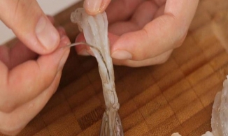 Đường chỉ đen ở lưng tôm là gì? Khi ăn có cần bỏ chỉ đen lưng tôm đi không?