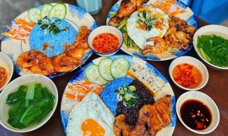 Lạ miệng, lạ mắt với phiên bản cơm tấm hoa đậu biếc gây sốt cộng đồng mạng