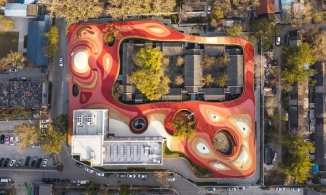 Nhà thế kỉ 18 hóa trường mẫu giáo có sân chơi màu đỏ nổi bật ở tầng thượng