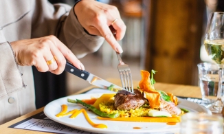 Khi ăn đồ Tây, tay nào dùng dao, tay nào dùng dĩa mới đúng chuẩn