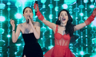 Ngọc Trinh mang dép lê say mê cover từ nhạc Hoa đến bản hit của Chi Pu dù lạc tông