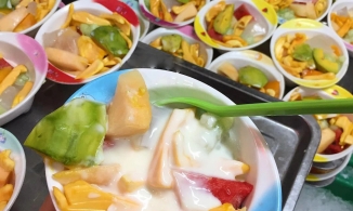 Quán hoa quả dầm 23 năm tuổi, ngày bán cả ngàn phần trên phố Tô Tịch