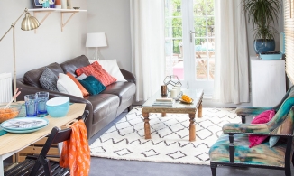 Chỉ đổi mới vài chi tiết, phòng khách nhàm chán trở nên thanh lịch bất ngờ