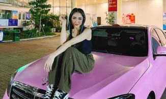 Hòa Minzy khoe xế hộp khiến cư dân mạng 'phát hờn': Màu hồng, giá gần 3 tỉ