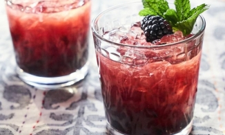 Cách ngâm dâu tắm làm thức uống cực ngon để giải nhiệt mùa hè nắng nóng