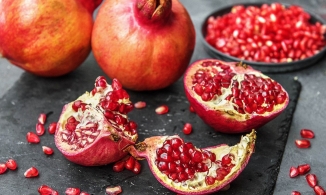 2 cách tách hạt lựu vừa nhanh lại không sợ bị nát